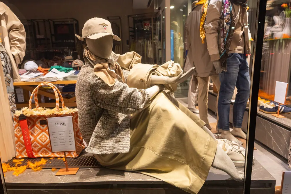 FRINK Schaufenster mit Damenmode