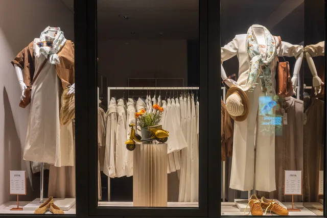 Schaufenster mit hellen Lagen